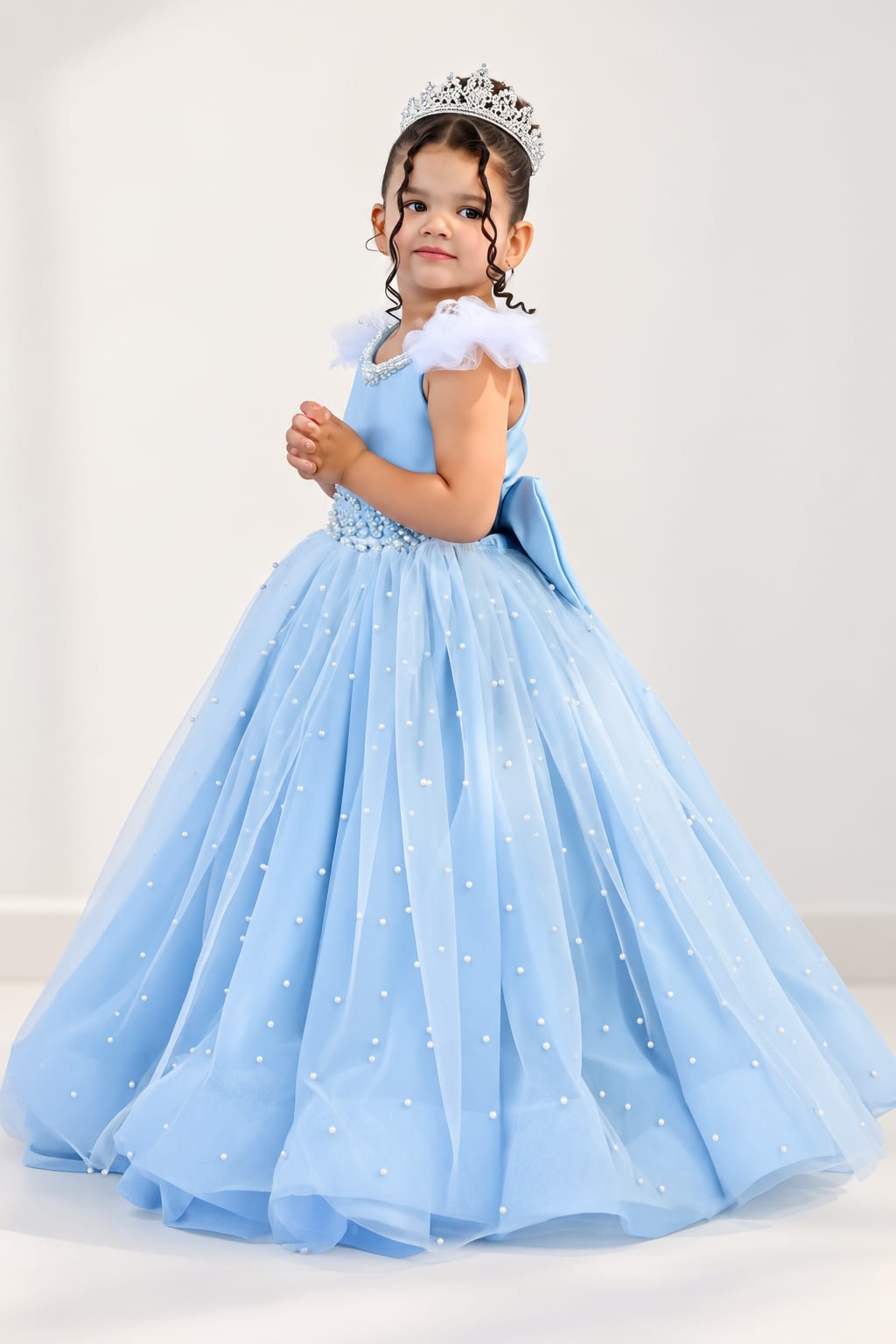 Vestido azul froz con  capa Ama