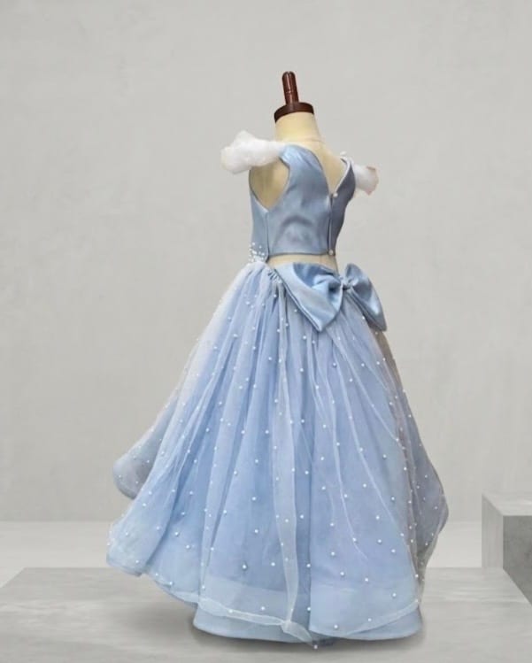 Vestido azul froz con  capa Ama