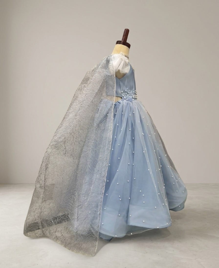 Vestido azul froz con  capa Ama