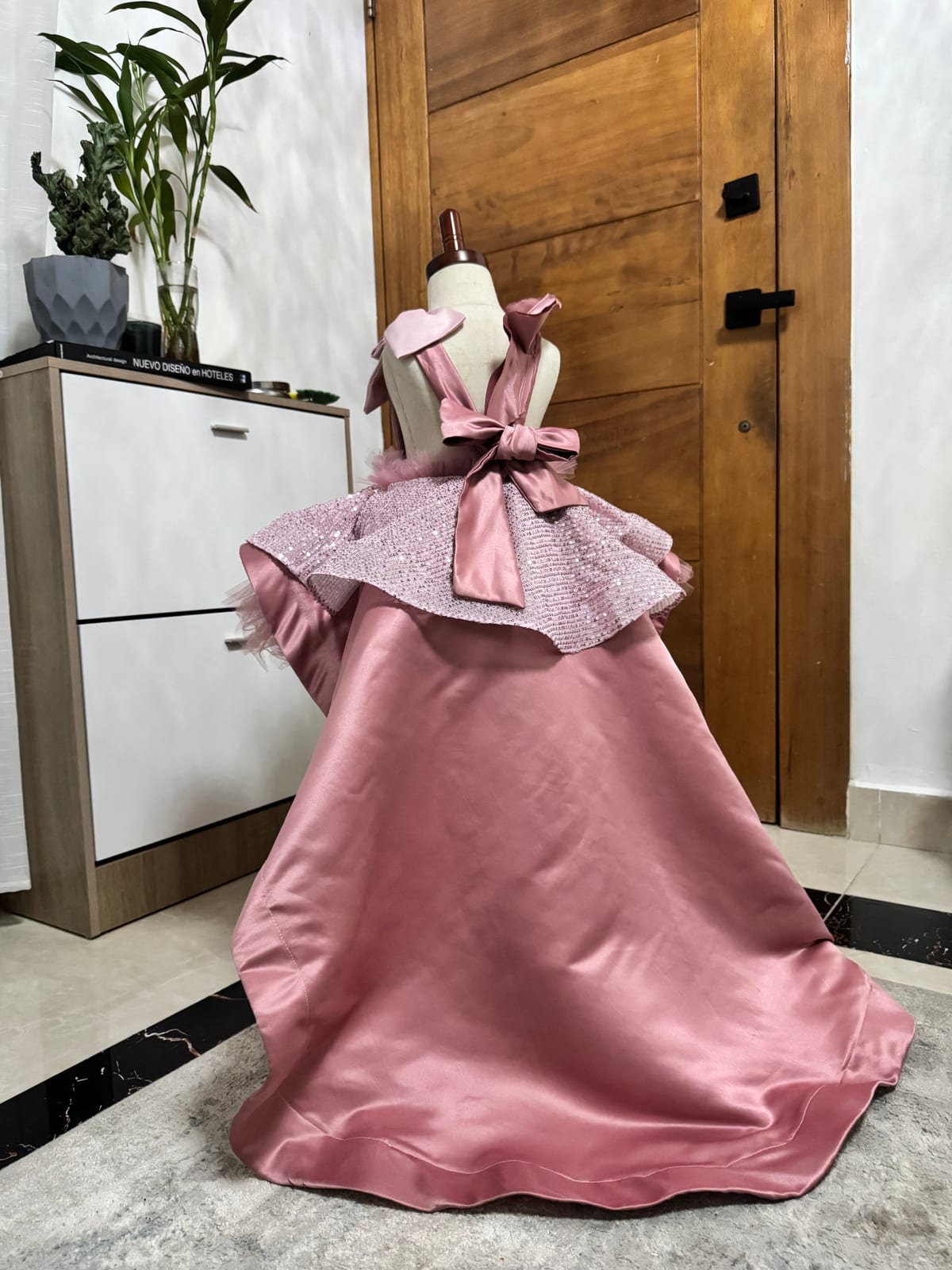 Vestido Rosa palo cola brillitos Ama