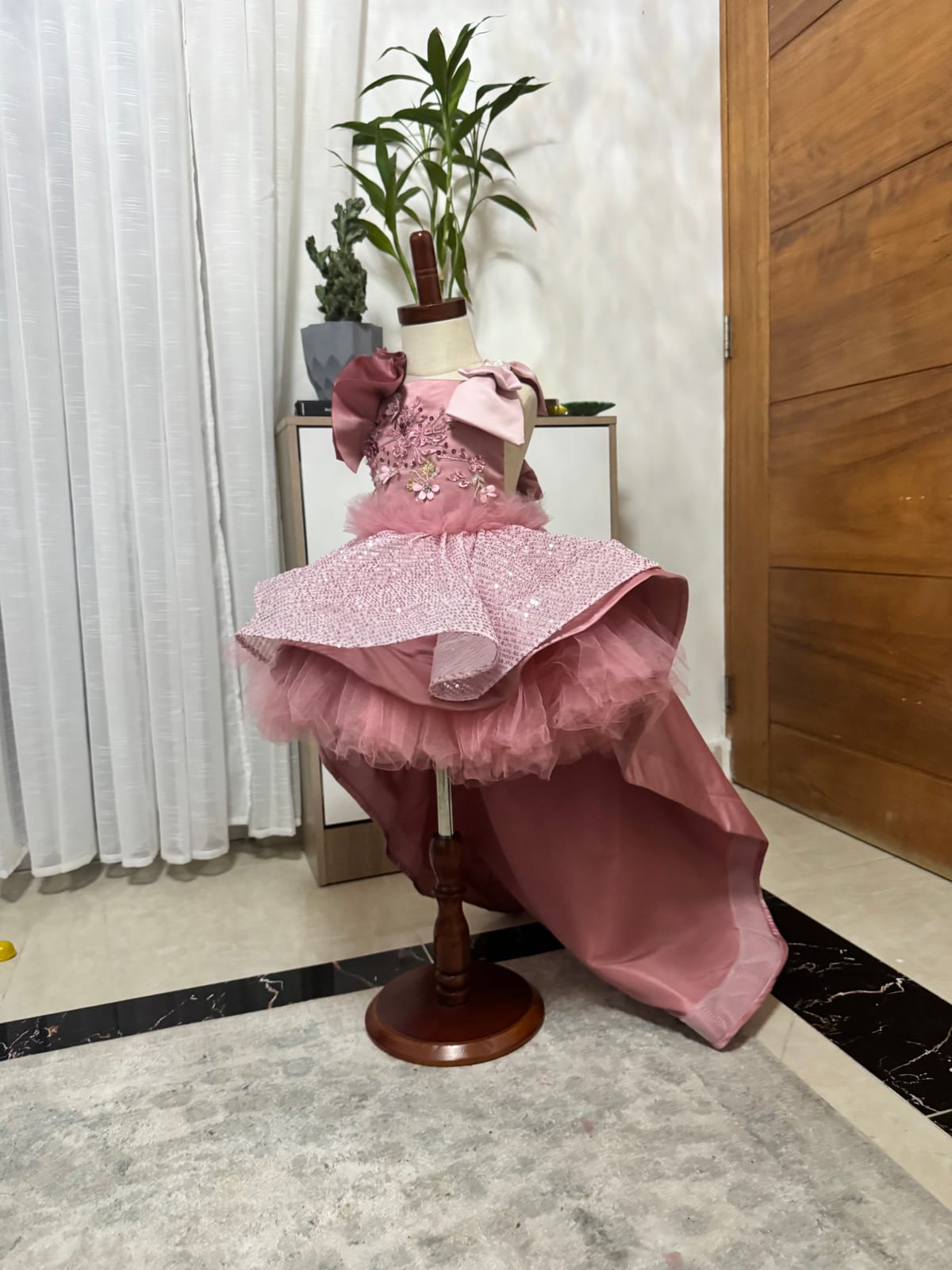 Vestido Rosa palo cola brillitos Ama