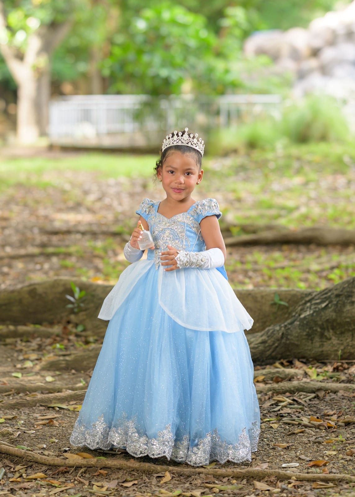 Vestido azul princesa importado guantes, corona y cola