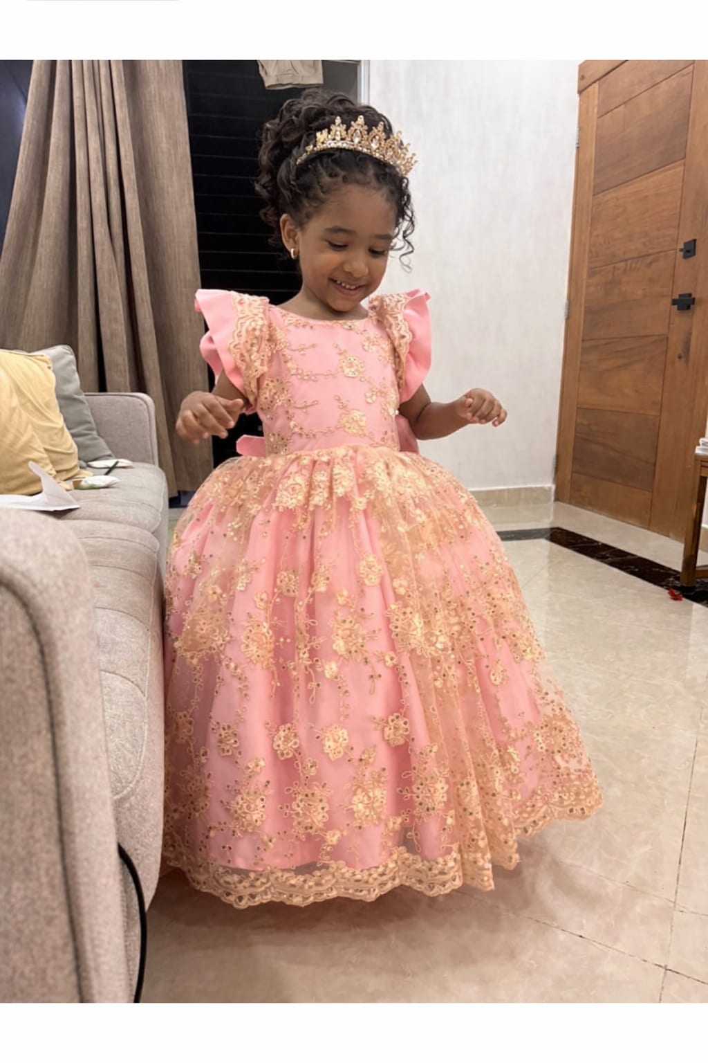 Vestido princesa dorado con Rosa